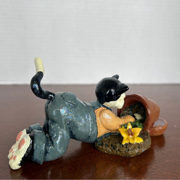 Cat digging in Flower Pot  Donna Little Kitt'in Littles by Enesco Figurine 1998 - Picture 6 of 11